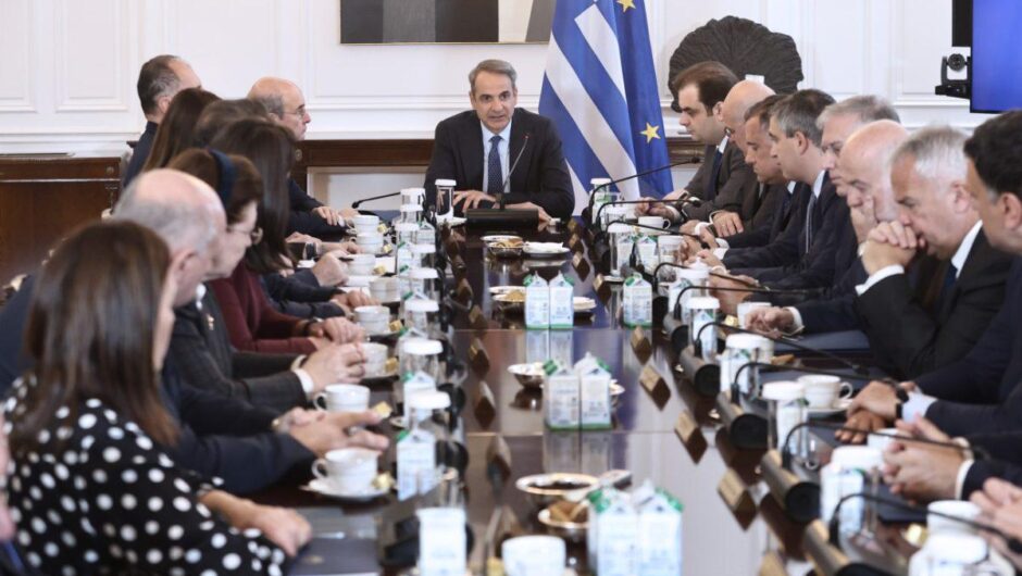 Ποιον προσπαθεί να πείσει η κυβέρνηση ανακοινώνοντας τώρα πολιτική για τον σιδηρόδρομο;