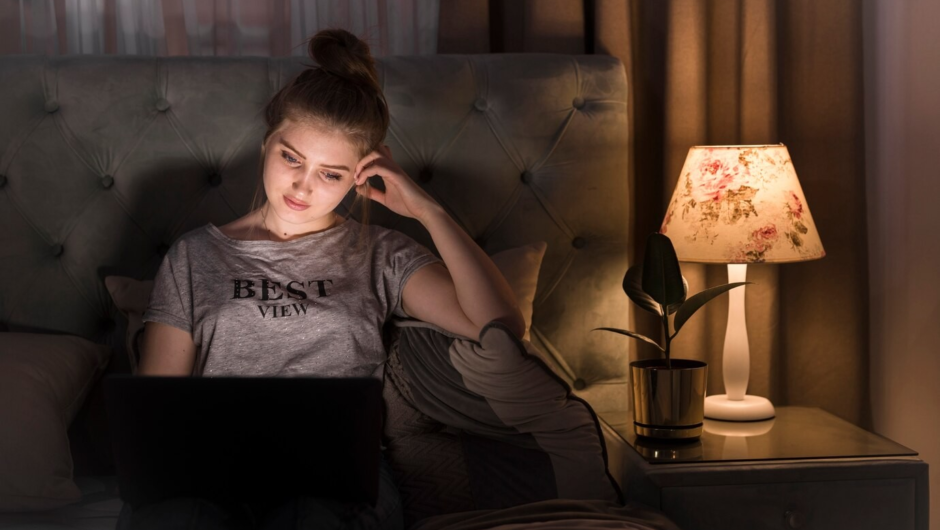 Οι 8 βραδινές συνήθειες των ανθρώπων που έχουν σιωπηλά παραιτηθεί από τη ζωή