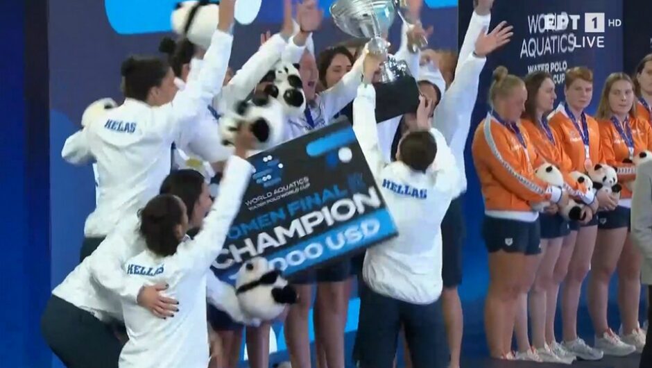 Στην κορυφή του κόσμου η Ελλάδα: Η απονομή στα «χρυσά» κορίτσια και η γαλανόλευκη ψηλά!