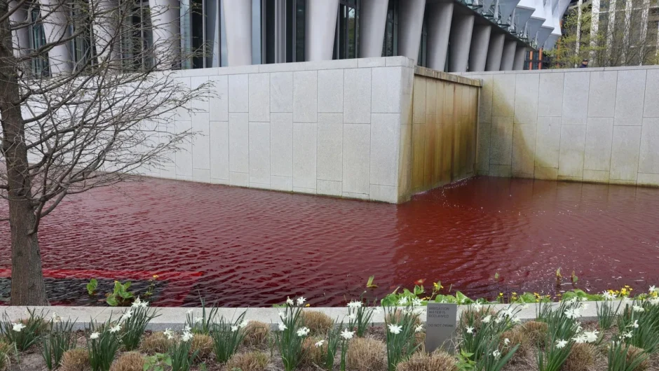 Γιατί κοκκίνησε το νερό σε ένα σιντριβάνι έξω από την πρεσβεία των ΗΠΑ στο Λονδίνο.