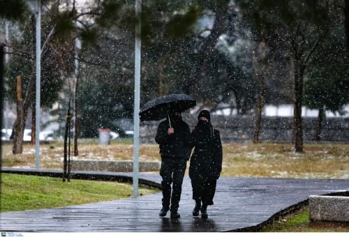 Καιρός: «Χειμωνιάζει» από σήμερα το απόγευμα με βροχές, καταιγίδες και πτώση της θερμοκρασίας – Πού αναμένονται χιονοπτώσεις
