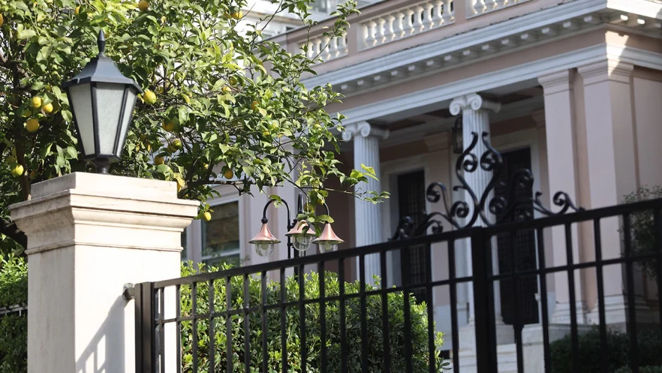 Αλλαγή εικόνας βλέπει το Μαξίμου μετά τις πρώτες δημοσκοπήσεις – Πού την αποδίδουν