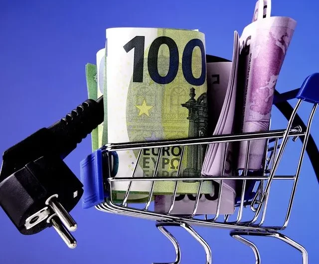 Η ΜΑΧΗ ΤΗΣ ΦΤΩΧΟΜΕΣΑΙΑΣ ΤΑΞΗΣ ΤΩΝ 700 ΕΥΡΩ