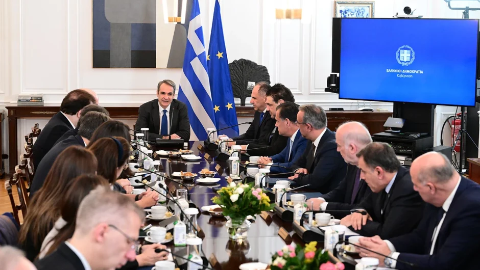 Ο δημοσκοπικός στόχος του 30% και οι κυβερνητικές κινήσεις για αντιστροφή του κλίματος 