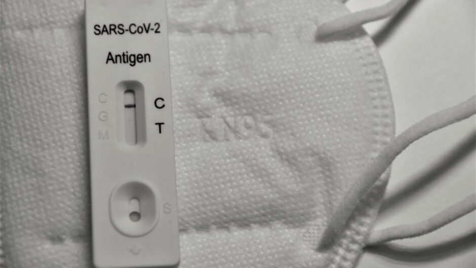 Ξαναγράφει ο κορονοϊός τους κανόνες της ηλικίας; – Οι φόβοι των γιατρών και τα ανησυχητικά σημάδια