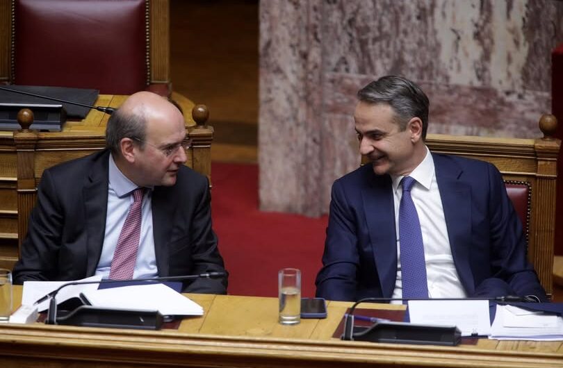 Το Μαξίμου στα κόκκινα και ο Χατζηδάκης σε ρόλο πυροσβέστη!