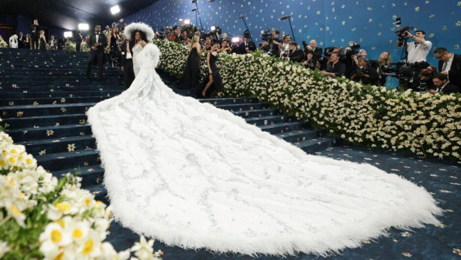 Met Gala 2025 – Η επιστροφή της Νταϊάνα Ρος, φτερά, πούπουλα, καπέλα και pinstripe κοστούμια