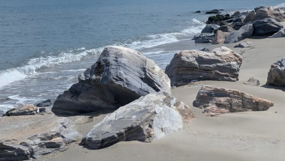 Εμφανίστηκαν βράχια στην πιο αμμουδερή παραλία της Λάρισας – Η θάλασσα κατάπιε 12 μέτρα από την στεριά (φωτο – βίντεο)