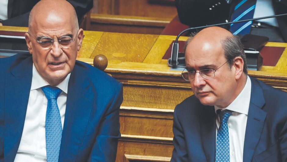 Πήραν μπροστά οι μηχανισμοί των δελφίνων – Πώς ο Μητσοτάκης επιχειρεί να ελέγξει τη «γαλάζια» ΚΟ