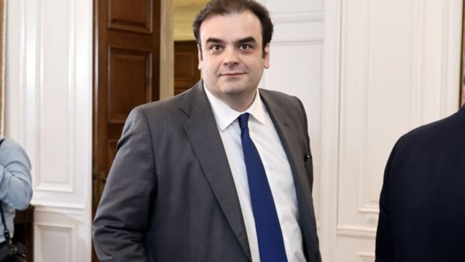 Γιατί η Ελλάδα θα αποπληρώσει τα δάνεια διάσωσης 10 χρόνια νωρίτερα- Όλα όσα είπε ο Πιερρακάκης στο Bloomberg