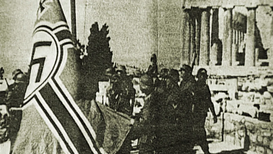 Σαν σήμερα 30 Μαΐου: Οι Γλέζος και Σάντας κατεβάζουν τη σβάστιγκα από την Ακρόπολη και ταπεινώνουν τους ναζί