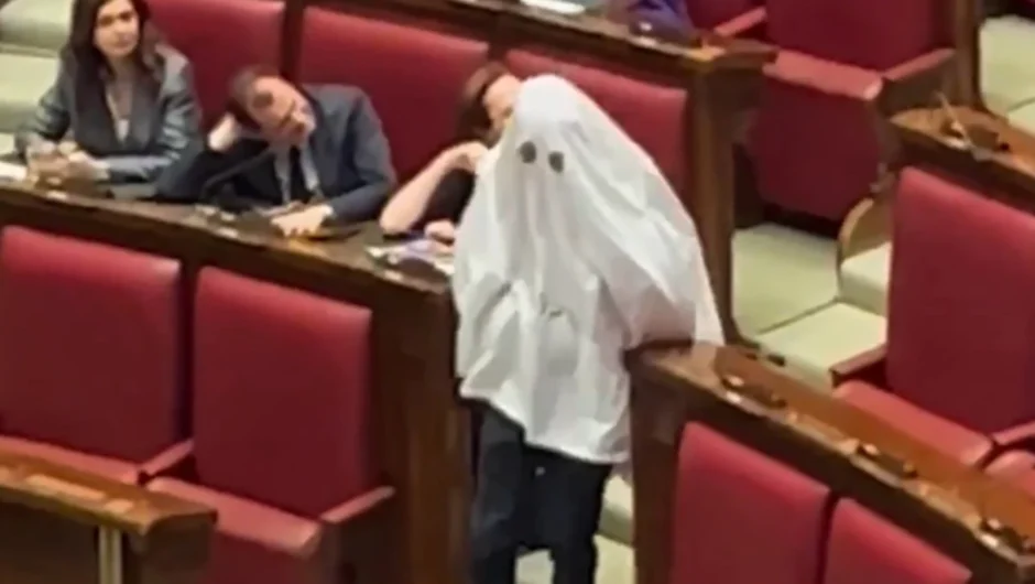 Ιταλός βουλευτής εμφανίστηκε ως…φάντασμα στη Βουλή – Η αντίδραση της Μελόνι