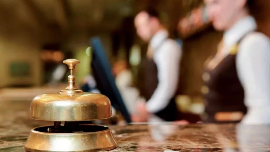 «SOS» σε τουρισμό και εστίαση: Αναζητούν πάνω από 80.000 εργαζόμενους