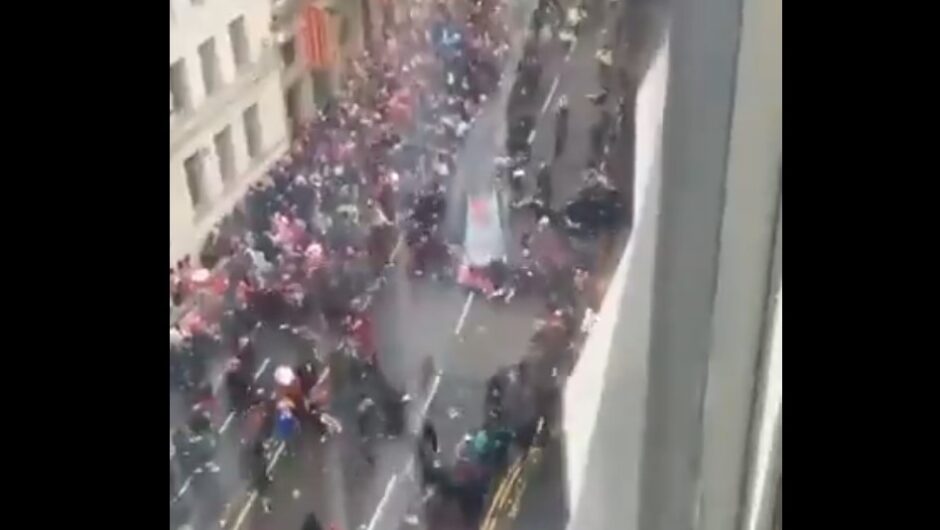 Λίβερπουλ: Αυτοκίνητο έπεσε σε οπαδούς που πανηγύριζαν – 27 στο νοσοκομείο, 2 σε σοβαρή κατάσταση – Συγκλονίζουν τα βίντεο