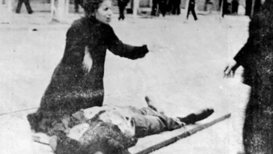 Σαν σήμερα 8 Μαΐου: Η μάνα με το νεκρό γιο που ενέπνευσε τον Ρίτσο να γράψει τον «Επιτάφιο» – Η σφαγή του Μάη του ’36 που έγινε ύμνος