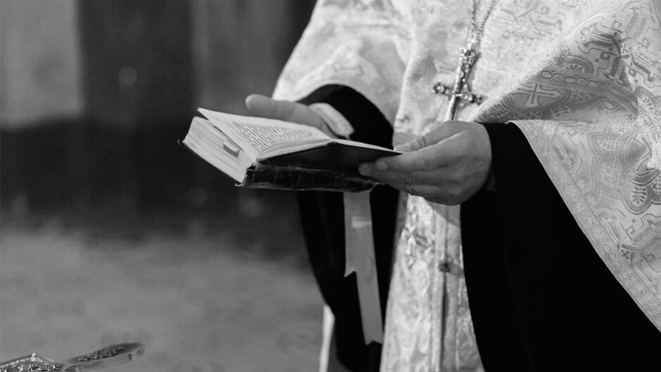 Τουλάχιστον έχουμε ιερείς αντί για γιατρούς