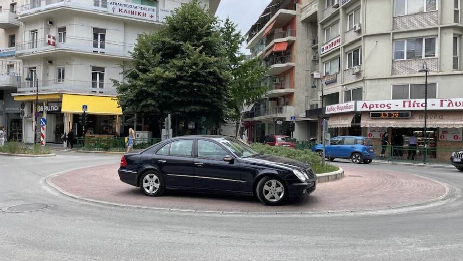Το… τέλειο και ανέξοδο παρκάρισμα στο κέντρο της Λάρισας!