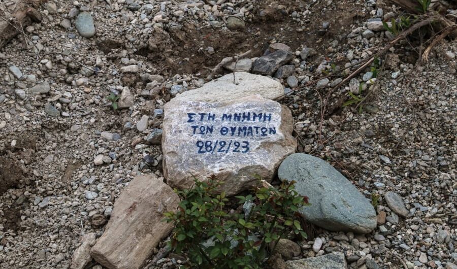 Μπροστά στη μητέρα των μαχών για την πολιτική τους επιβίωση, λοιδορούν τη «μάνα των Τεμπών», αλλά υποτιμούν τη «δύναμη» των 57 νεκρών