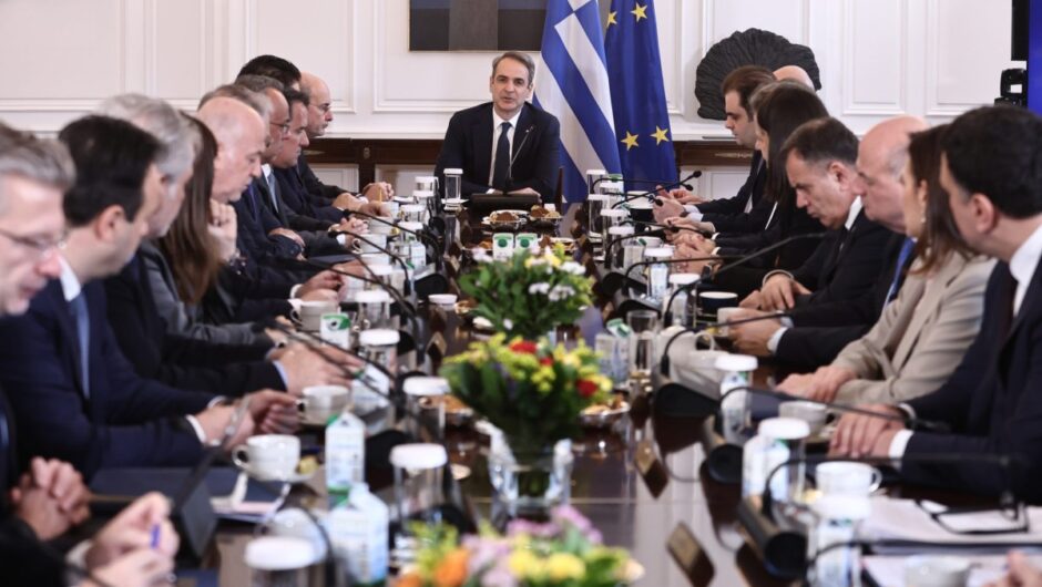 Η κυβέρνηση λέει ότι για τον ΟΠΕΚΕΠΕ φταίει το ΠΑΣΟΚ, αλλά δεν εξηγεί γιατί συγκυβερνά με το… ΠΑΣΟΚ