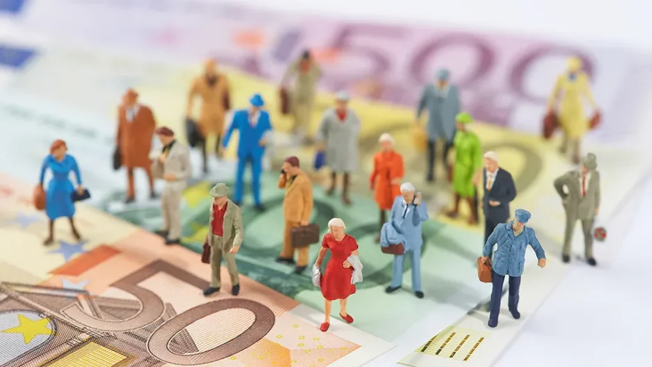 Δουλεύουμε 180 μέρες το χρόνο για να πληρώνουμε τους φόρους που μας βάζουν