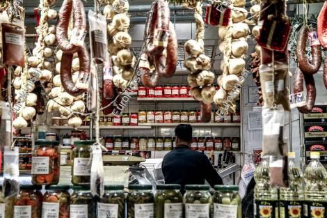 Ανάπτυξη με φοροαφαίμαξη και δανεικά