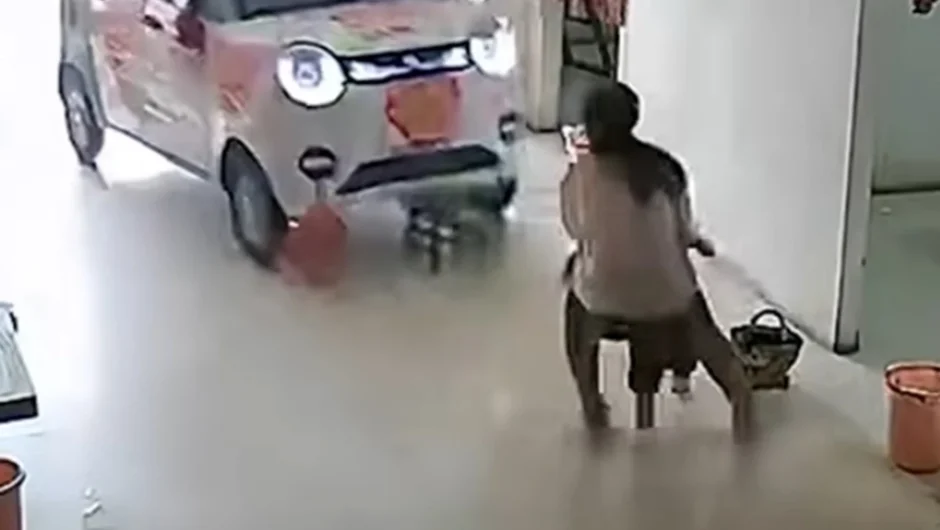 Ηρωική πράξη 11χρονης στην Κίνα: Έσωσε την αδερφή της από ανεξέλεγκτο όχημα που εισέβαλε σε εστιατόριο