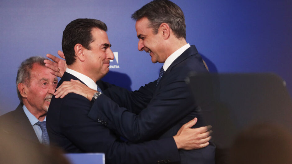 Με περιοδείες ζεσταίνει τη «γαλάζια μηχανή» ο Μητσοτάκης – Νέο αγκάθι η πτώση στην επαρχία