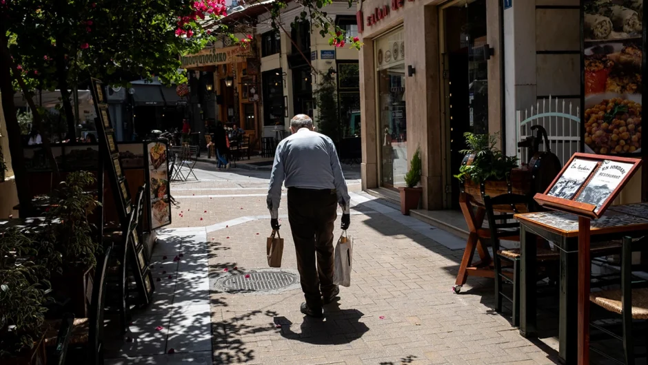 Ένα στα 10 νοικοκυριά «τρώνε» από τα έτοιμα – Έξι στα 10 δεν τα «βγάζουν πέρα» και περιμένουν νέα άνοδο τιμών