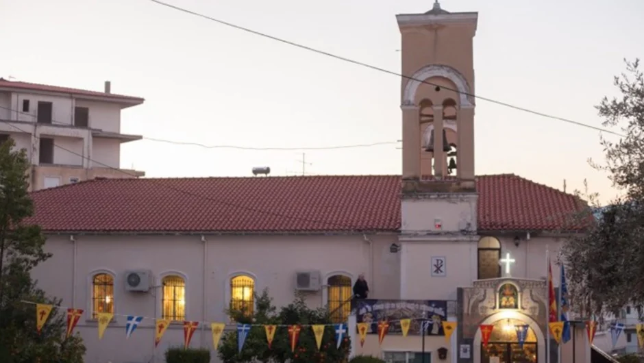 Μπήκε σε εκκλησία την ώρα του όρθρου βρίζοντας γιατί τον ξύπνησαν οι καμπάνες