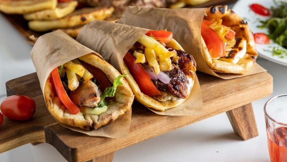 Σουβλάκι από «χρυσάφι»: 4,20 ευρώ για ένα τυλιχτό, έως και 7 ευρώ στα νησιά – Έρχονται νέες αυξήσεις από το Φθινόπωρο