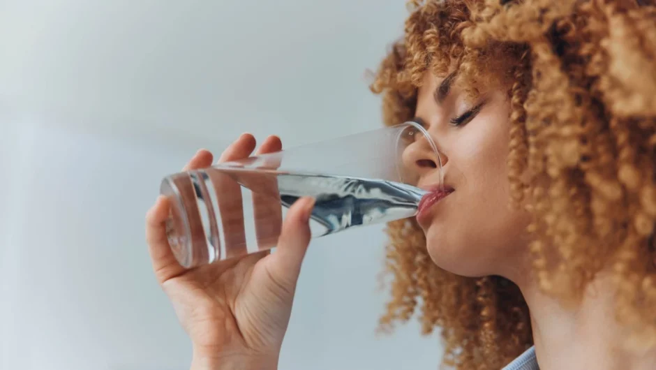 Τέσσερις τρόποι που το νερό σας βοηθάει να χάσετε κιλά – Πόσο πρέπει να πίνετε