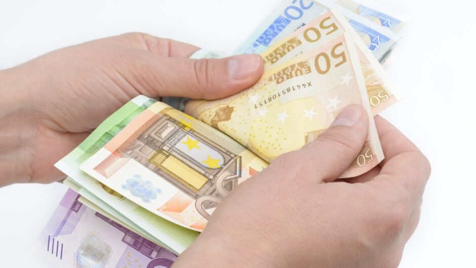 Πώς ο πληθωρισμός συρρικνώνει τους μισθούς στην Ελλάδα