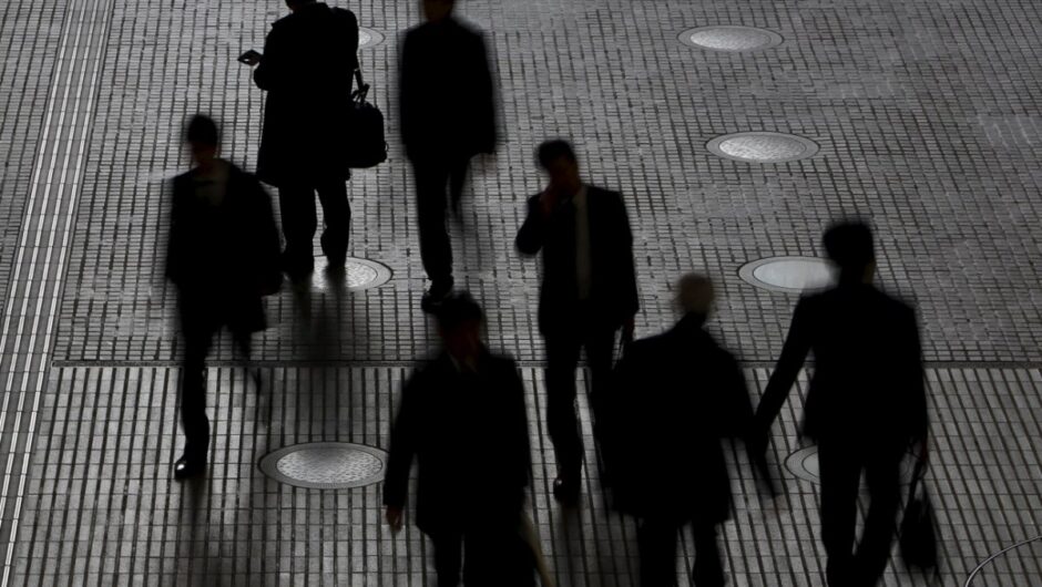 Η ανεργία «πέφτει» στην Ελλάδα αλλά…