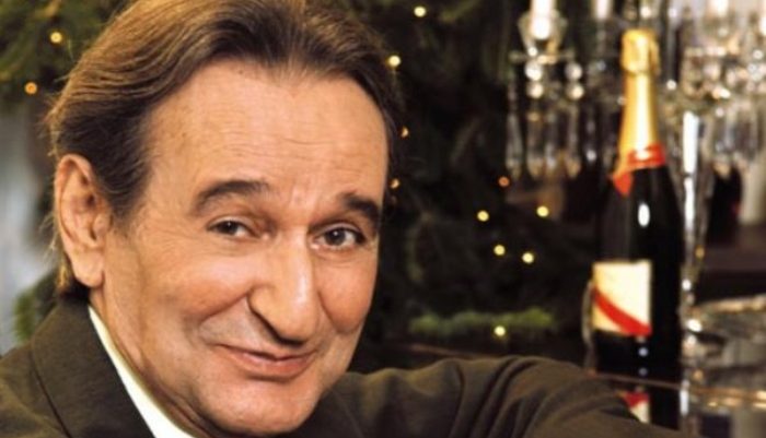 3 λεπτά, 50 ατάκες: Η σκηνή που ο αξεπέραστος, Σωτήρης Μουστάκας έκανε άπαντες να γονατίσουν από τα γέλια