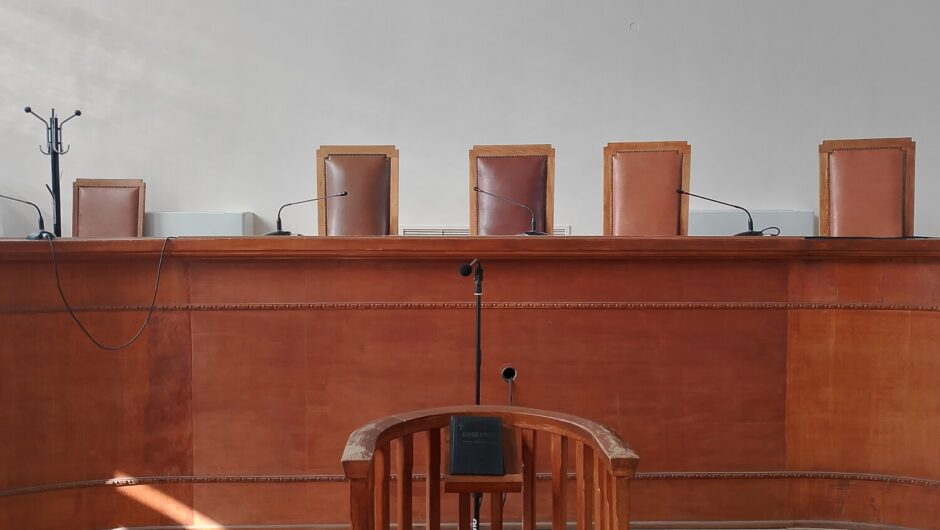 «Καμπάνα» 4 ετών για τον γιατρό με το «φακελάκι»- Απαγορευση εξόδου από τη χώρα ως όρος για την αναστολή