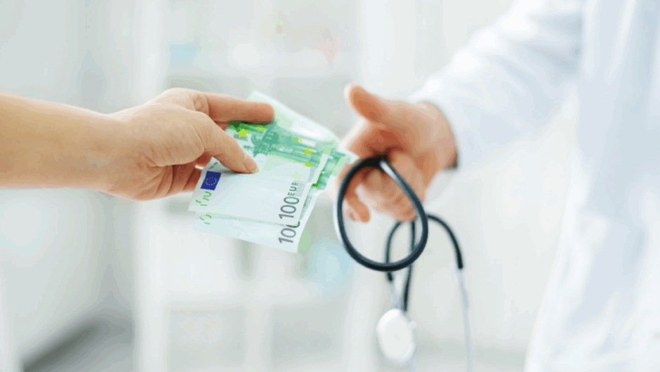 «Φάμπρικα» με φακελάκια στη Λάρισα – Η “ταρίφα” για διενέργεια ιατρικών πράξεων