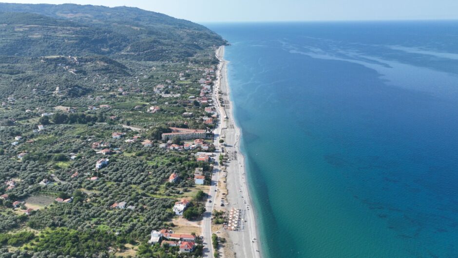 Παραλία Βελίκας: Ακτογραμμή για βουτιές κι «ορμητήριο» για εξορμήσεις – Η «μαγευτική» θέα από το ρέμα Πλατανιάς (φωτ.)