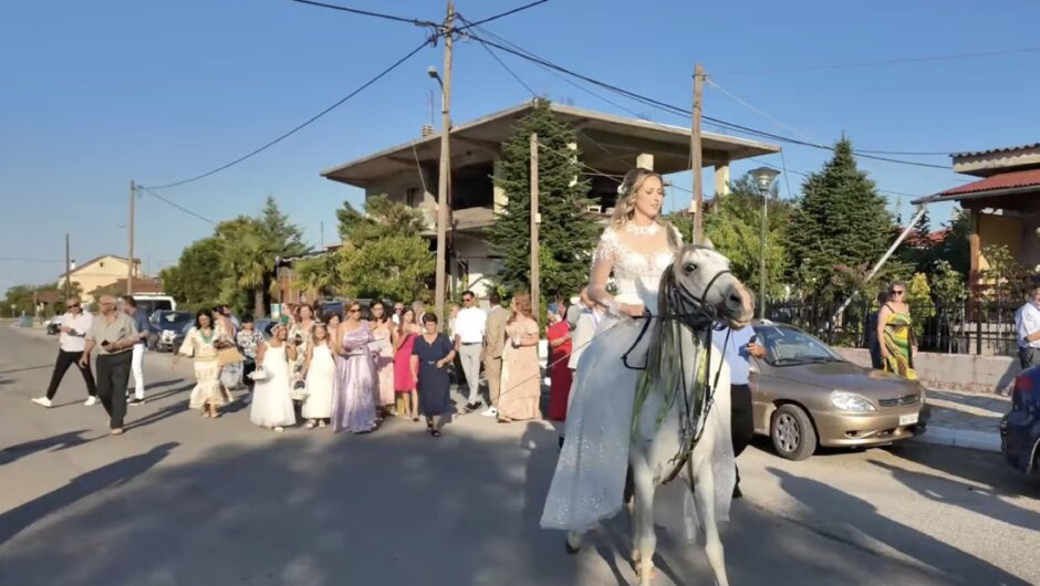 Εντυπωσιακή η νύφη πήγε με το άλογο στην εκκλησία (βίντεο)