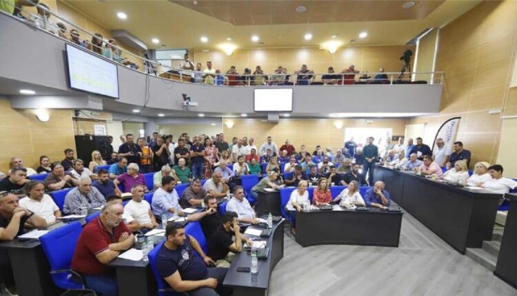 «Παρακαλούμε, να βγουν οι δημοσιογράφοι έξω από την αίθουσα…»*