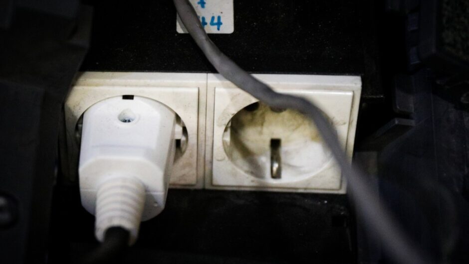 Πόσο ασφαλές είναι να αφήνουμε τους φορτιστές μόνιμα στην πρίζα;