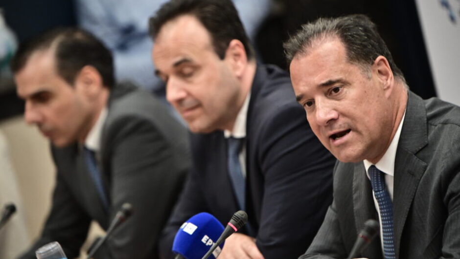 Ψηφιακά φύκια παρουσίασε ο Άδωνης Γεωργιάδης για τα νοσοκομεία