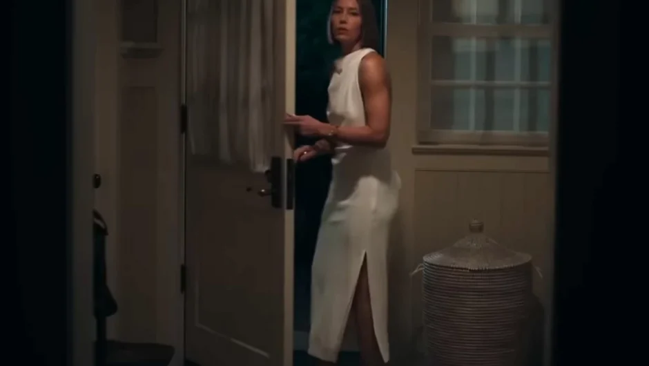 Χαμός στα social media με το λευκό φόρεμα και την… πίσω όψη της Τζέσικα Μπίελ στη σειρά The Better Sister