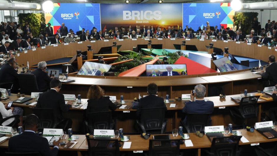 BRICS+ / Μπορεί η αποδολαριοποίηση να σώσει τον κόσμο;
