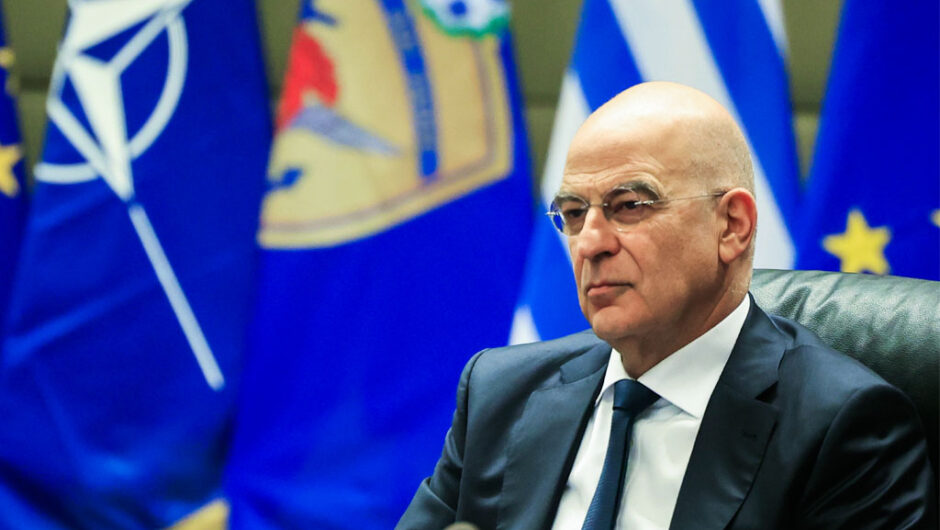 Η υποκρισία των ρουσφετιών: Ο Νίκος Δένδιας ως θεατής των δικών του υπογραφών