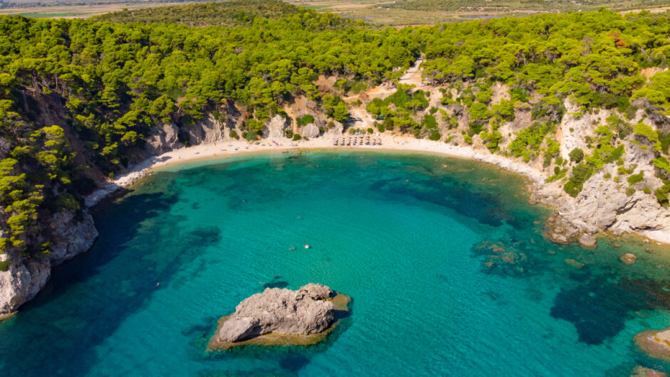 Η πιο όμορφη παραλία της Πρέβεζας είναι ένας κόλπος με καταπράσινα νερά