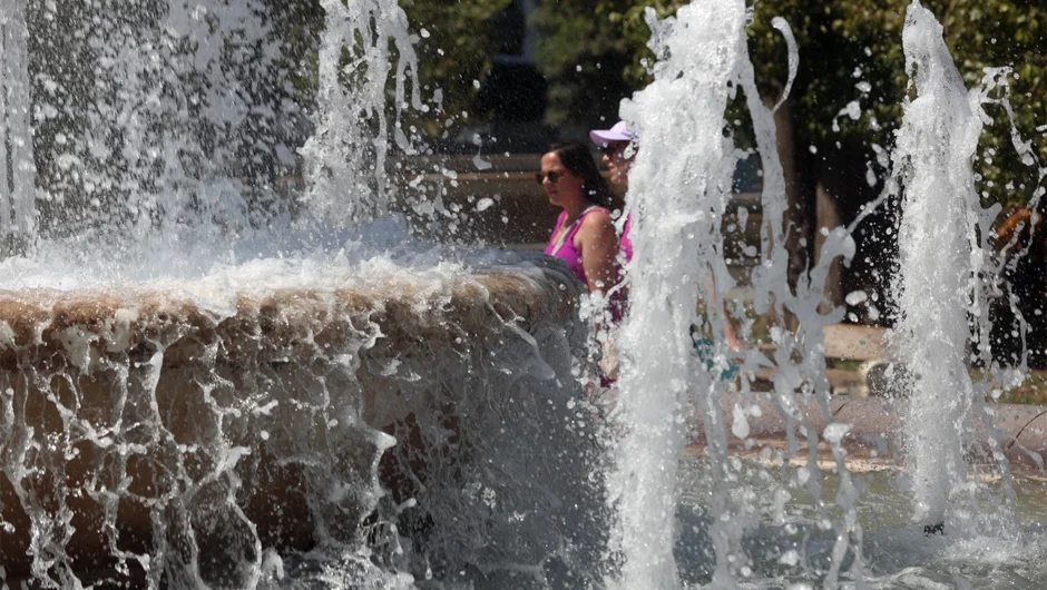 Καύσωνα ακόμη και με 43-44°C περιμένουν οι μετεωρολόγοι – Πόσο θα φτάσει η θερμοκρασία σε Αθήνα, Θεσσαλονίκη, Πάτρα, Λαμία