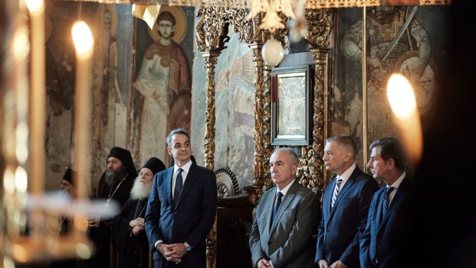 Τις ίδιες κασέτες παίζει ο Κυριάκος Μητσοτάκης, στροφή προς τα δεξιά και υποσχέσεις παροχών