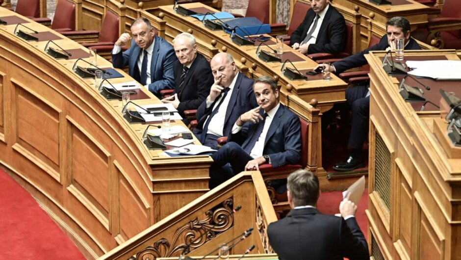 Σκάνδαλο ΟΠΕΚΕΠΕ: Σκληρό ροκ στη Βουλή με πρωταγωνιστές… τον «βασιλιά του σκότους» και το «κακέκτυπο Παπανδρέου»