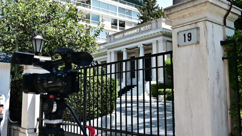 Με την πλάτη στον τοίχο το Μαξίμου μετά τις κυβερνητικές μεθοδεύσεις – Απαντά στα περί κρίσης νομιμοποίησης με συνταγματικές… αλχημείες