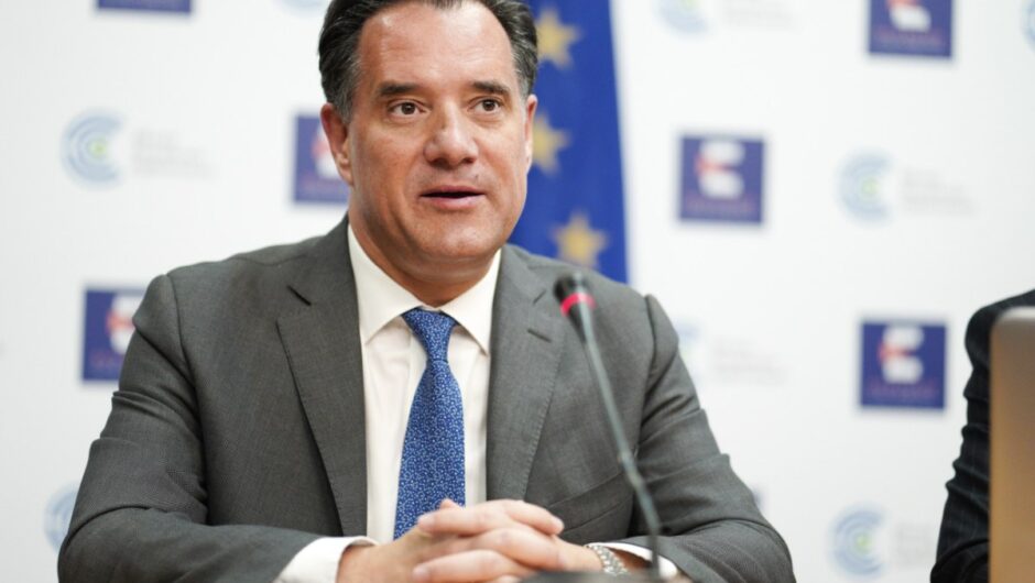 ΣΥΡΙΖΑ: Ο Άδωνις χωρίς υπουργική καρέκλα και ο Άδωνις με υπουργική καρέκλα (βίντεο)